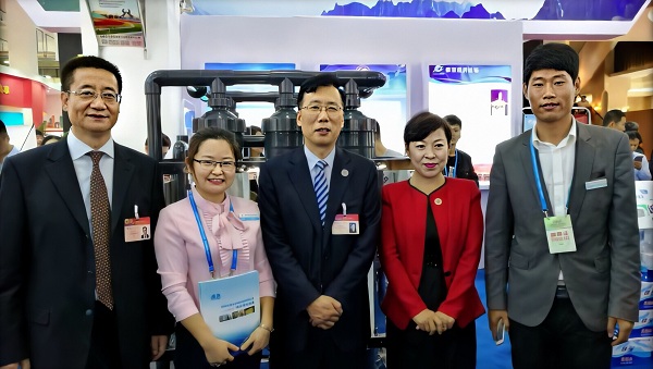 <b>內(nèi)蒙古自治區(qū)呼和浩特市委書記王莉霞、陜西省政府魏增軍副省長(zhǎng)、陜西省市場(chǎng)監(jiān)督管理局黨組書記、局長(zhǎng)張小寧與我公司張玫總經(jīng)理、銷售經(jīng)理麻志偉合影留念</b>