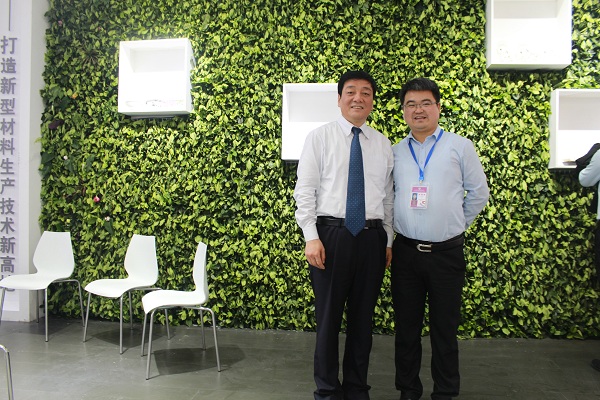 <b>銅川市委書記，銅川軍分區黨委第一書記楊長亞與我公司總經理張青合影留念</b>