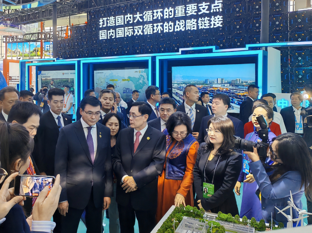 <b>陜西省委副書記、省長趙剛，省副省長徐明非，西安市市長葉牛平等中外領導蒞臨我司展位指導工作！</b>